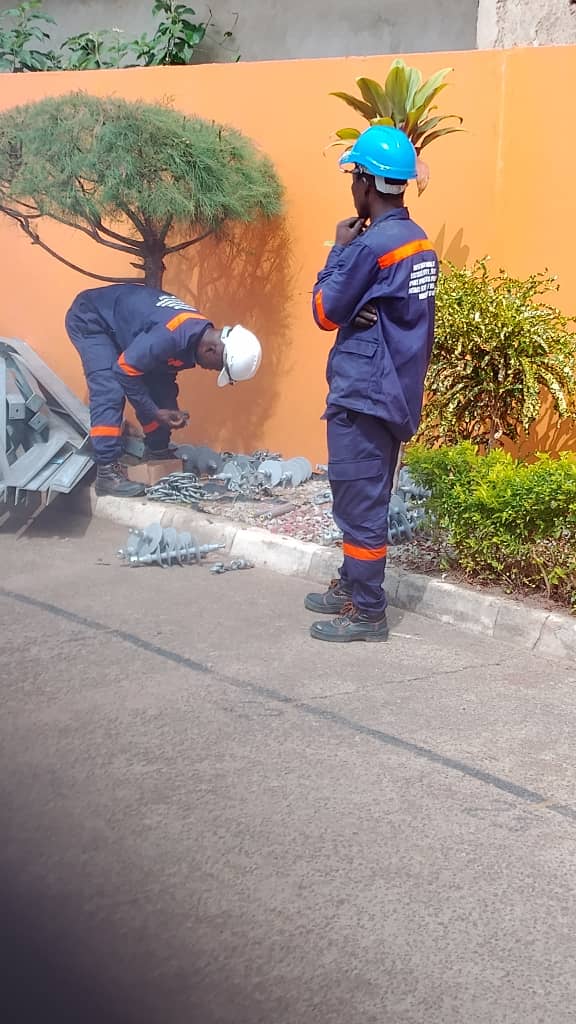 Réception de matériel électrique, isolateurs et ferrures pour un chantier de réseau à Abidjan