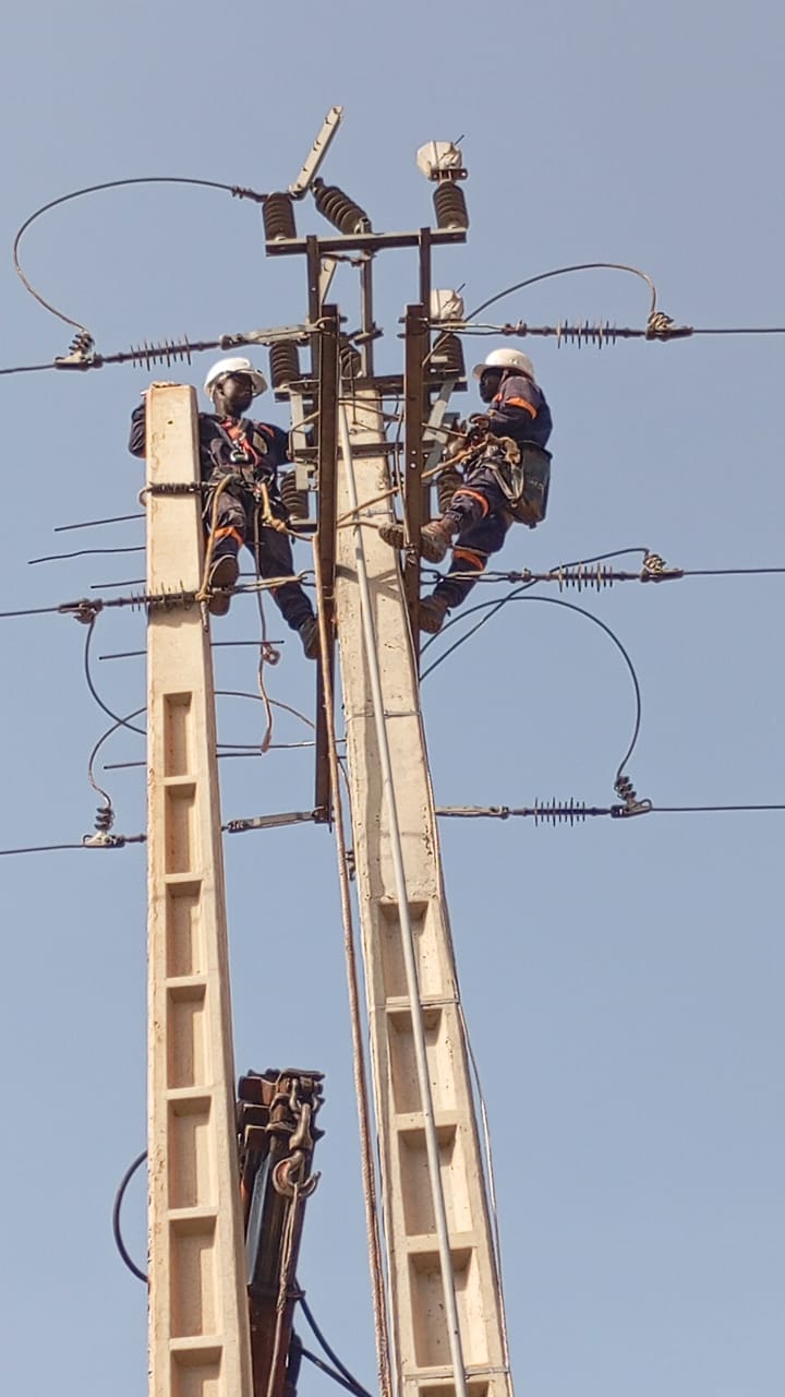 Techniciens DIPRESS INTERNATIONAL en intervention sur poteaux double poste haute tension à Abidjan