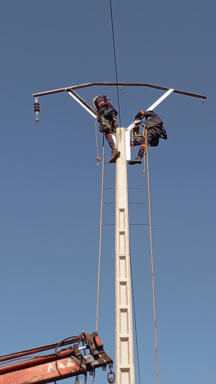 Équipe DIPRESS INTERNATIONAL sur poteaux double poste lors d'un raccordement haute tension