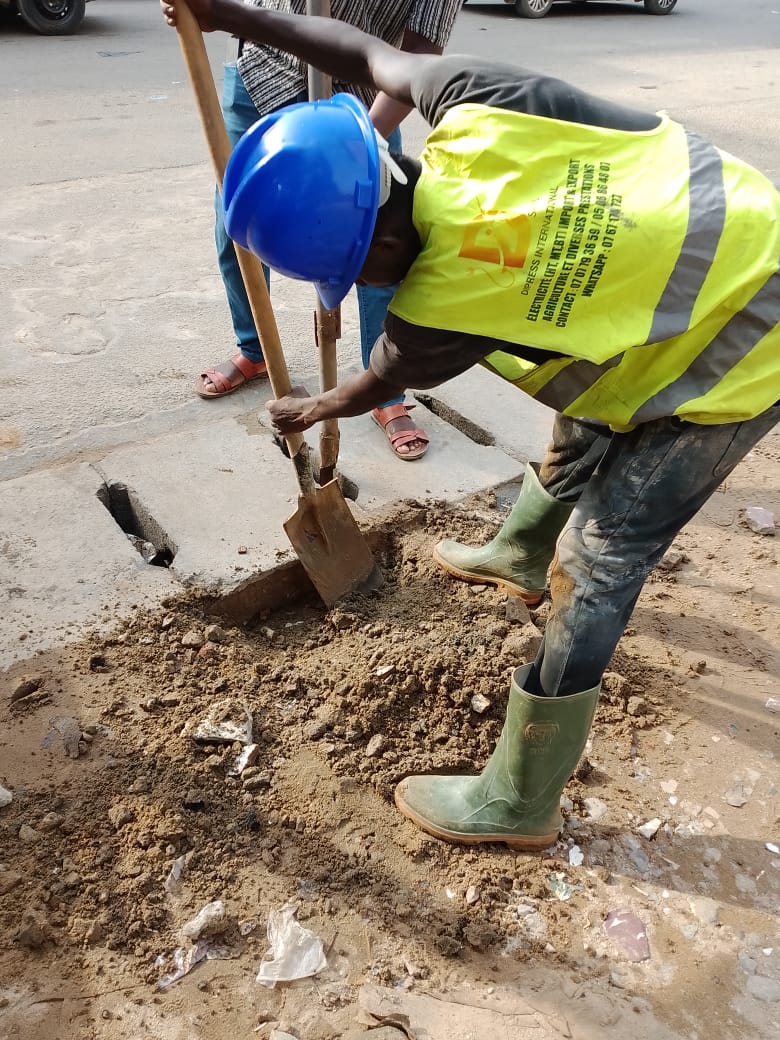 Technicien DIPRESS en gilet de sécurité réalisant une fouille pour installation électrique