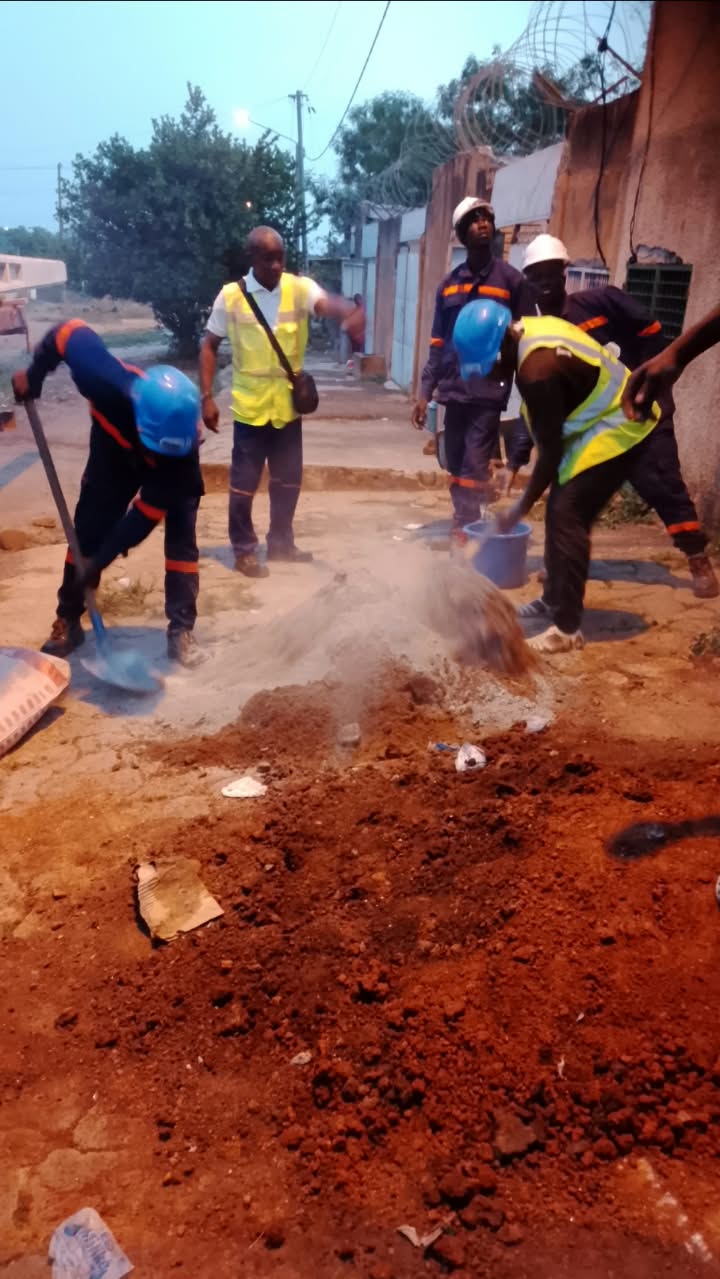 Équipe DIPRESS INTERNATIONAL réalisant des travaux de terrassement en soirée pour un réseau électrique