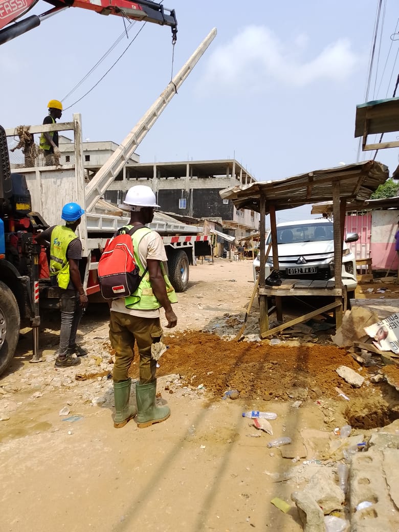 Technicien DIPRESS INTERNATIONAL sur un chantier électrique à Abidjan