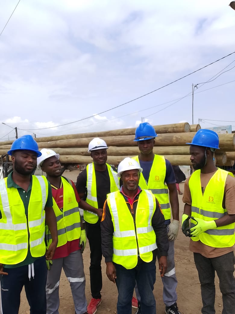 Équipe technique DIPRESS INTERNATIONAL réceptionnant une livraison de poteaux bois pour un chantier électrique
