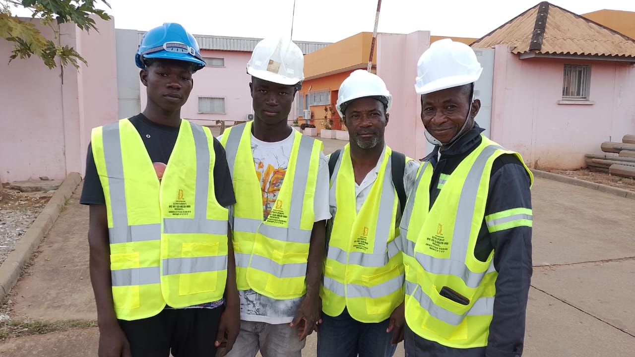 Équipe technique DIPRESS INTERNATIONAL mobilisée sur un chantier de pose de poteaux électriques