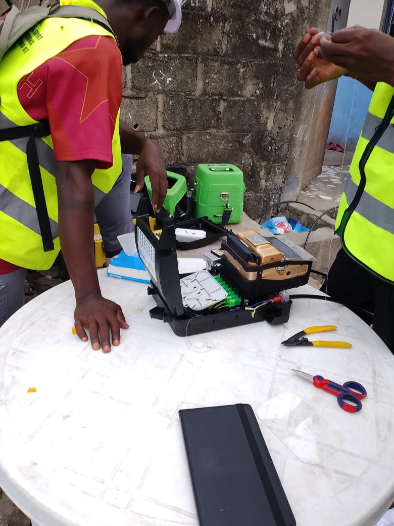 Matériel de soudure et d'épissurage de fibre optique utilisé par les équipes DIPRESS INTERNATIONAL